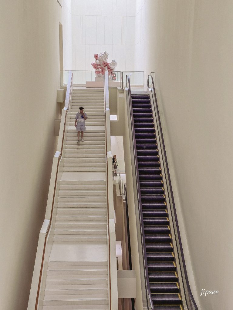 escalator-interieur-du musee d'art moderne de bangkok le moca museum