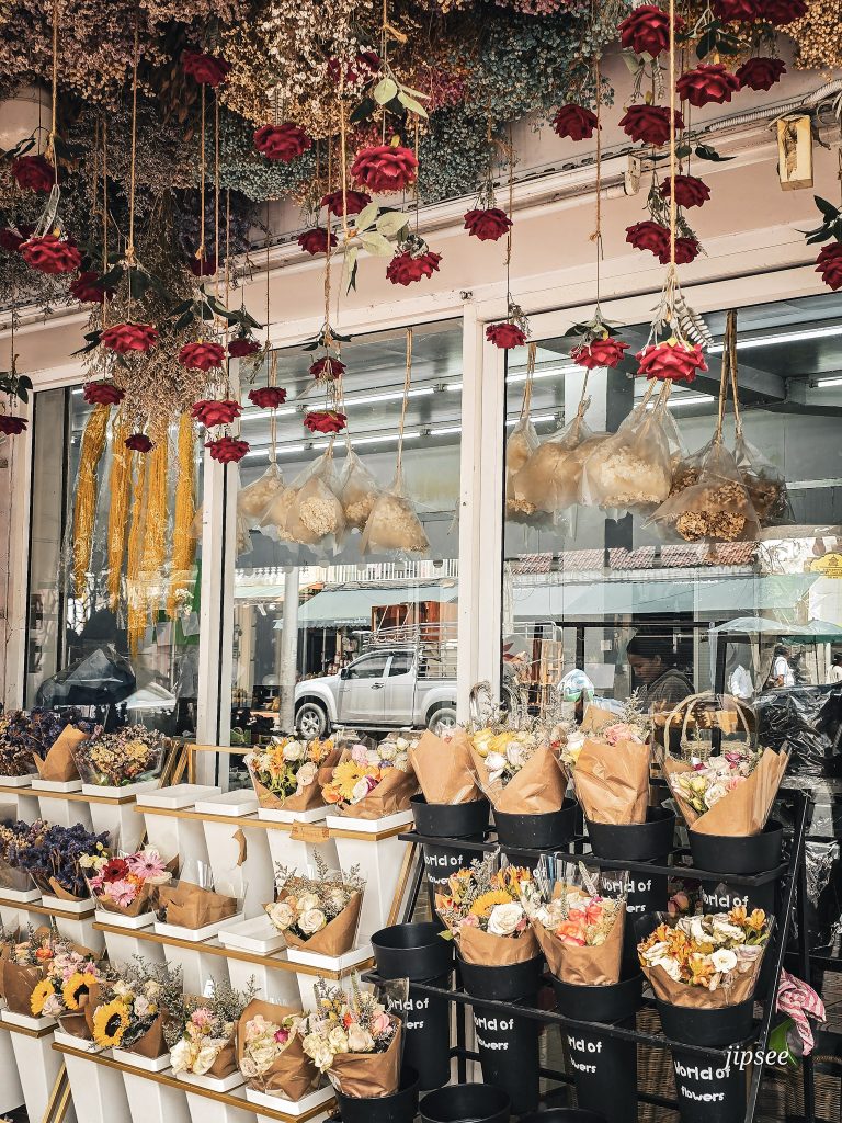 assortiment de bouquet de fleurs devant une boutique du marché aux fleurs de bangkok