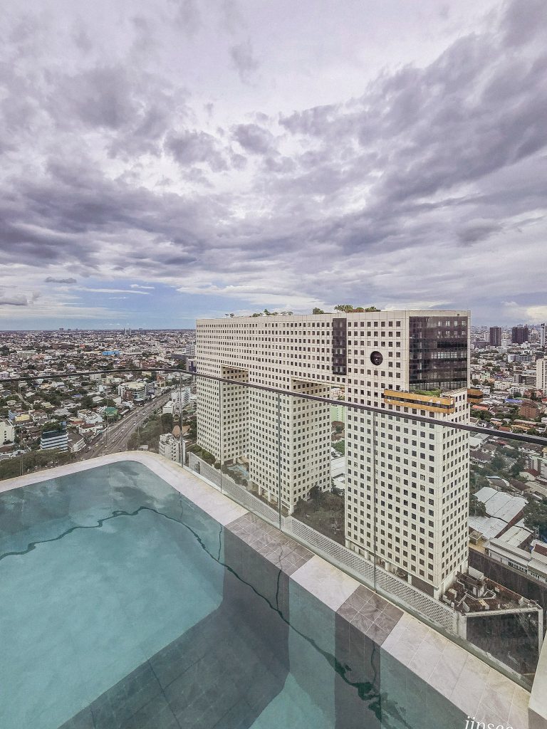 immeuble elephant de bangkok vue de la piscine de l'hotel ratchayothin hills