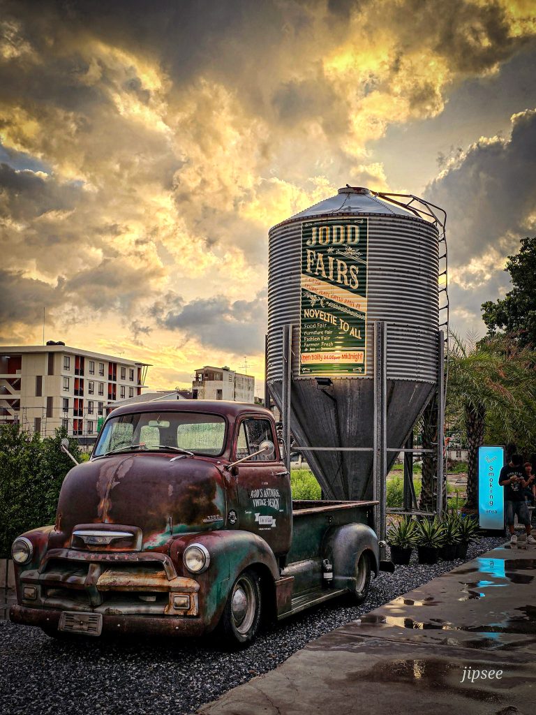 sunset derriere un camion citerne sigle jodd fairs night market bangkok