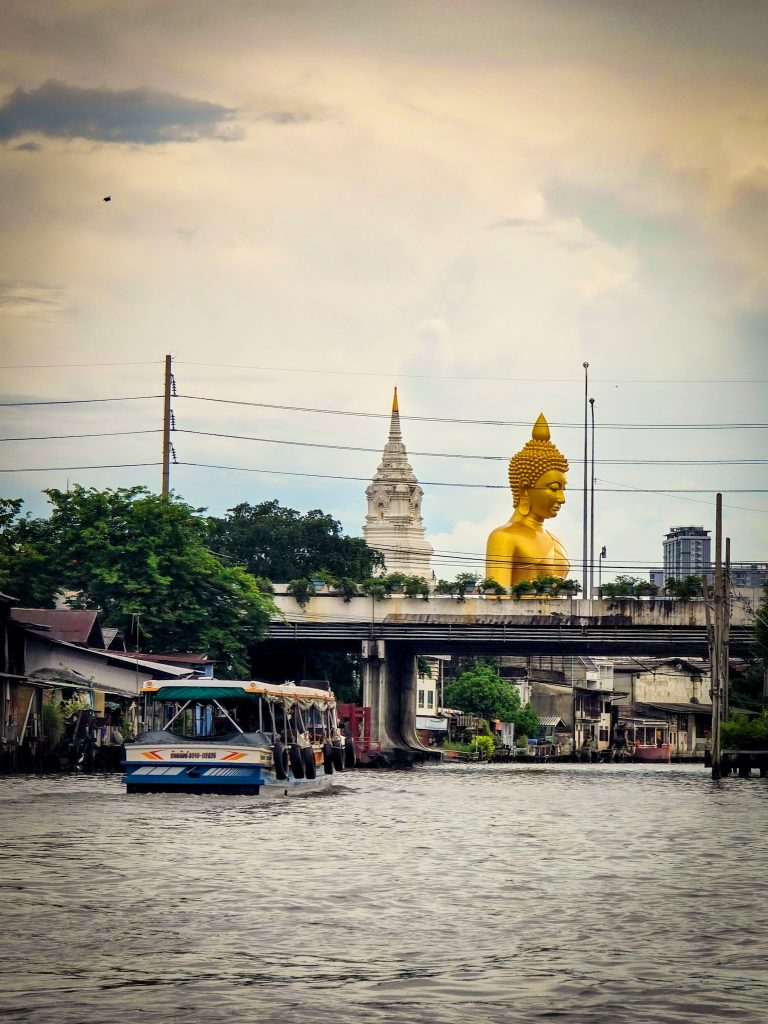 statue de bouddha en or geant vu des klongs du vieux bangkok