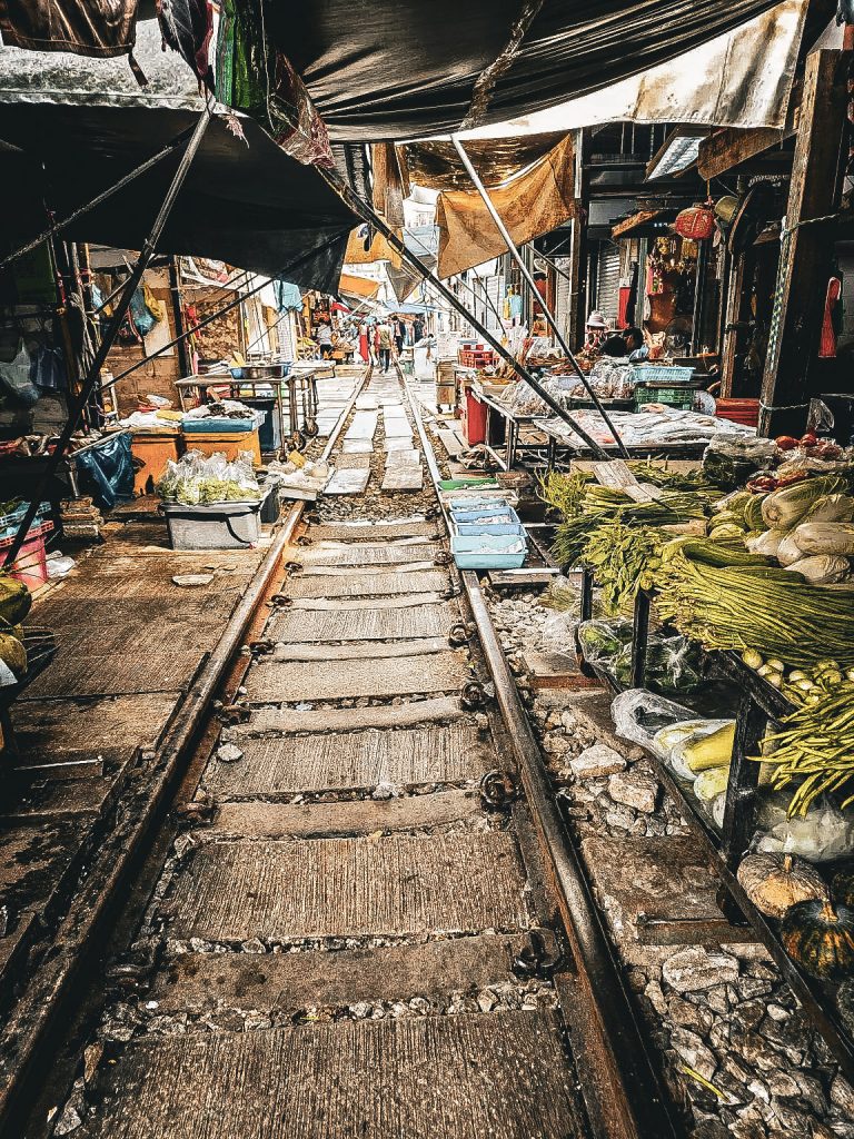 interieur du marche de mae klong rails du train traversant en thailande
