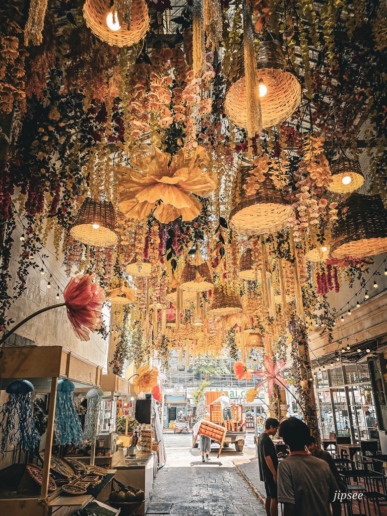 galerie couverte ornée d'un plafond de fleurs artificielles a bangkok