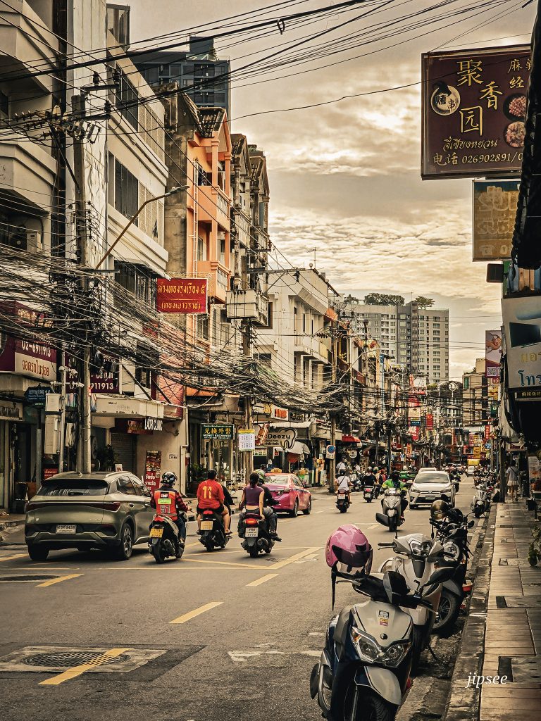 rue animée de la capitale thailandaise bangkok