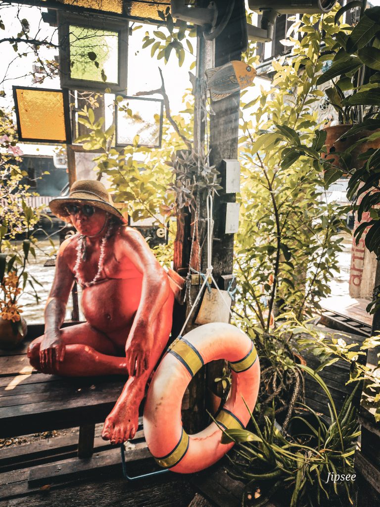 homme sculpté oeuvre d'art devant the artist house a bangkok