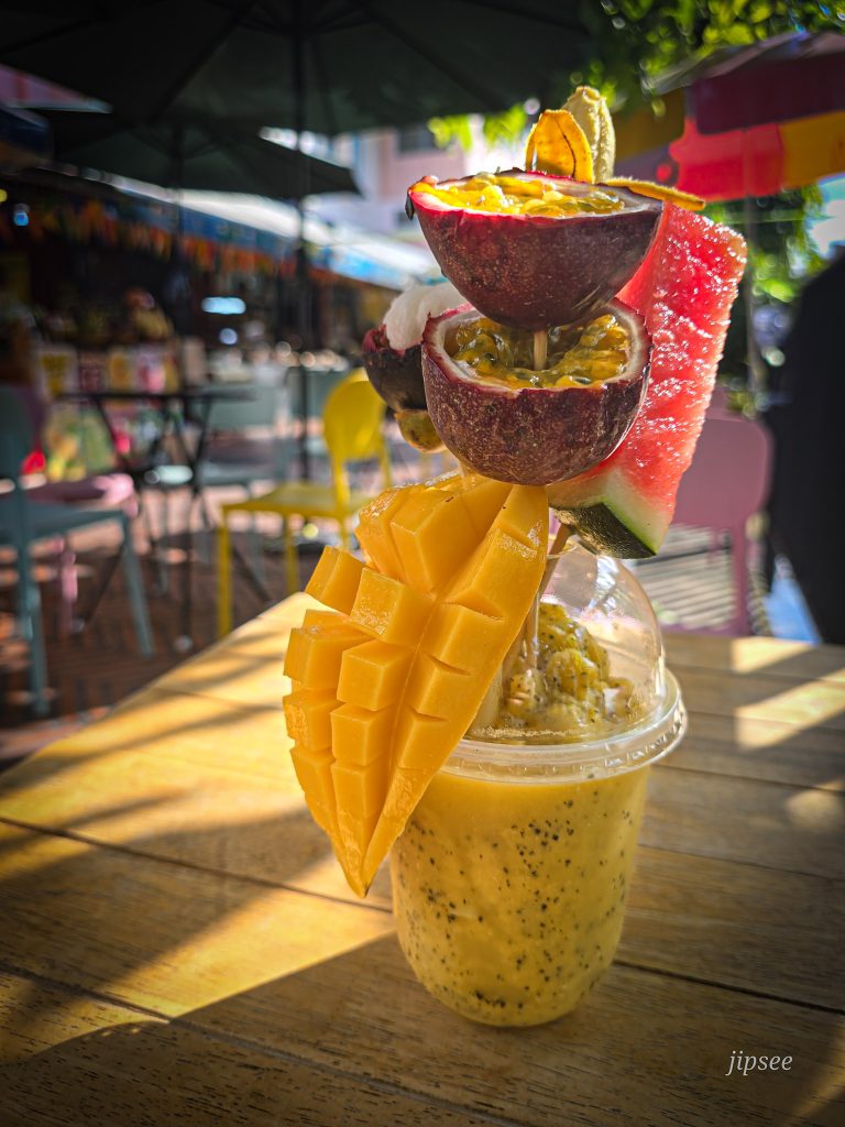 smoothie multifruit servi sur la terrasse d'un stand de chinatown bangkok
