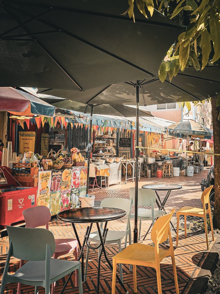 stand de smoothie tables et parasols colorés a chinatown bangkok