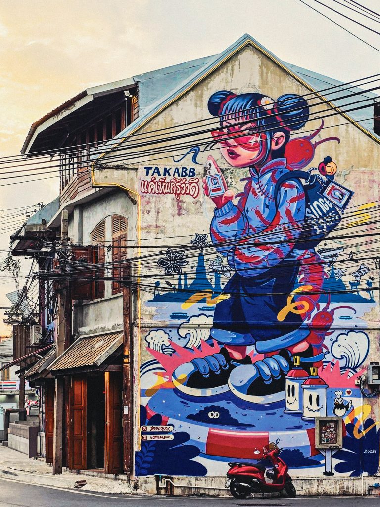 fresque de street art colore sur un mur de talat noi a chinatown bangkok