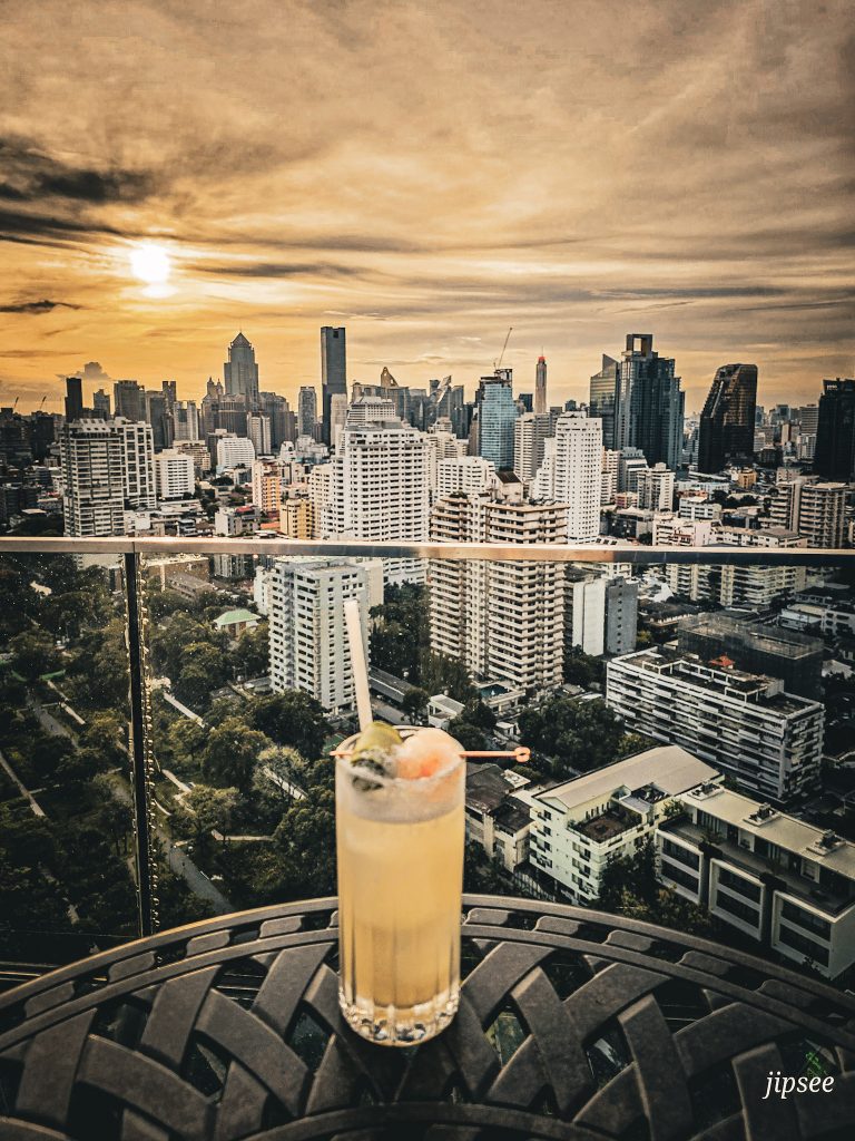 cocktail er sunset sur un rooftop a bangkok