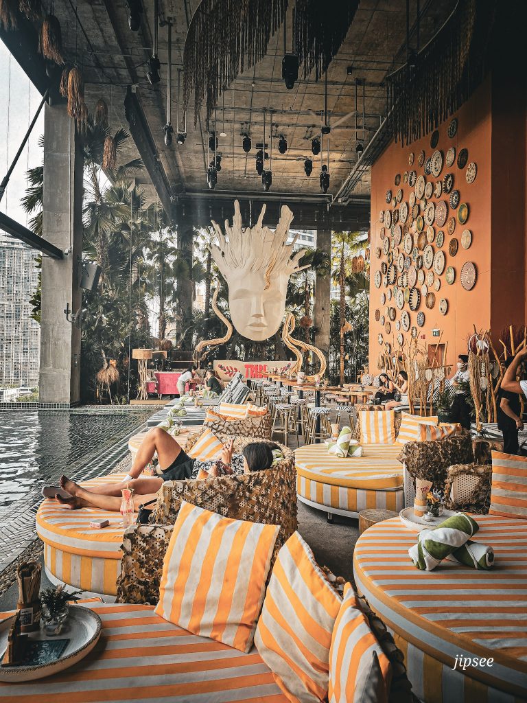 ambiance plage avec decoration balneaire transat et piscine au tribe beach club bangkok