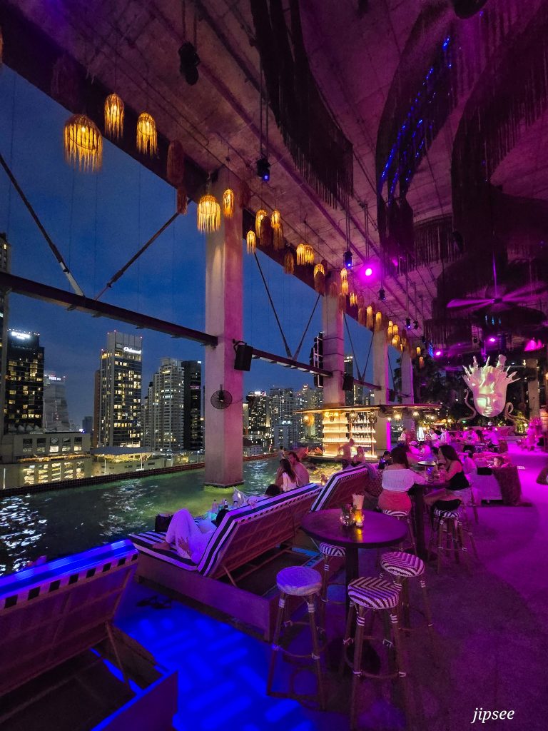tribe beach club piscine avec vue sur la skyline de bangkok la nuit