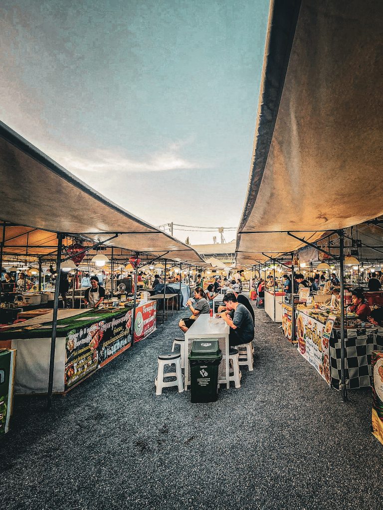 allée entouree de stand et de spot pour manger au si khao night market de koh samui