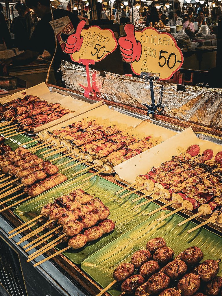 assortiment de brochettes sur un stand du si khao night market a koh samui
