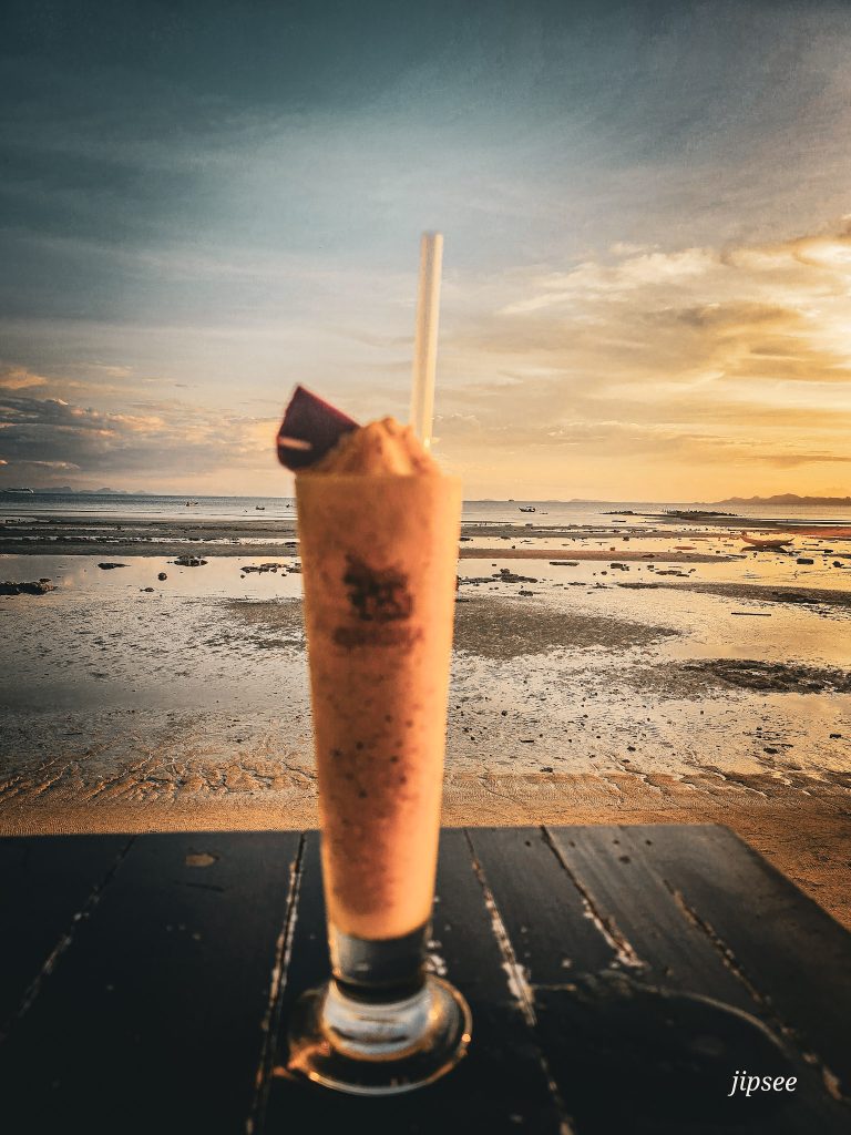 smoothie avec vue sur la mer a ran rao restaurant de koh samui