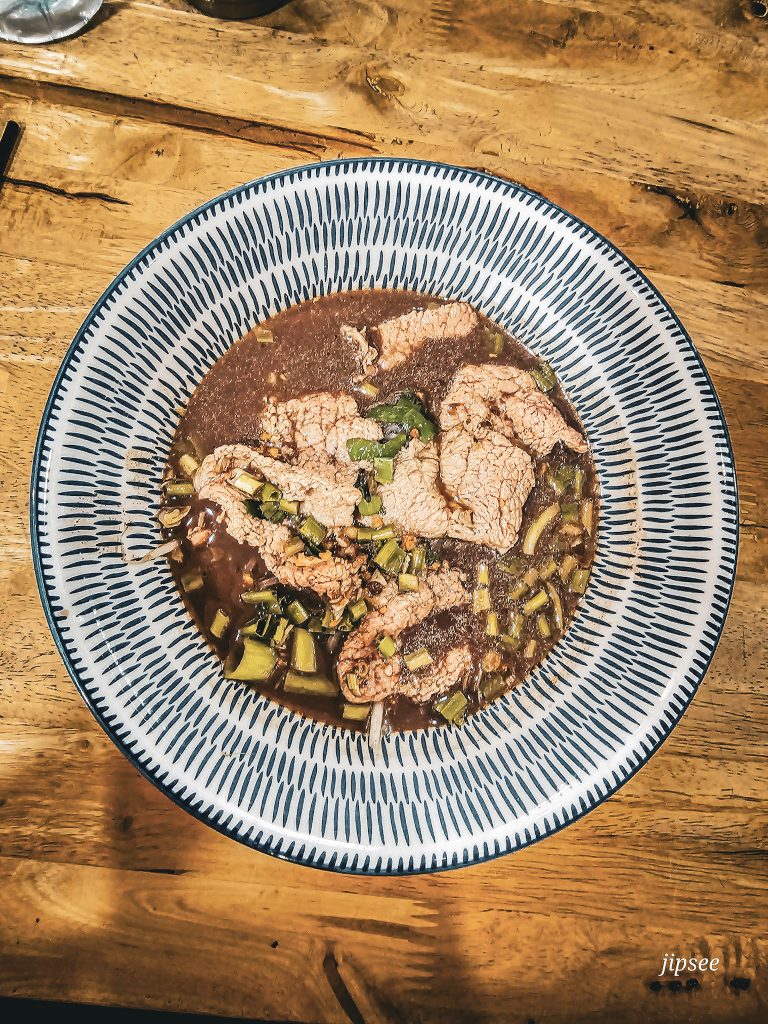 assiette de noulles traditionnelles au porc servi au father of noodles a koh samui