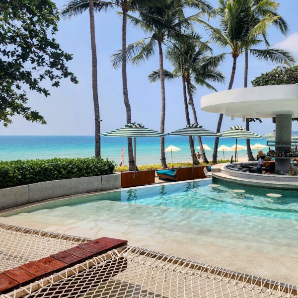 piscine en bord de plage du seen beach club de koh samui