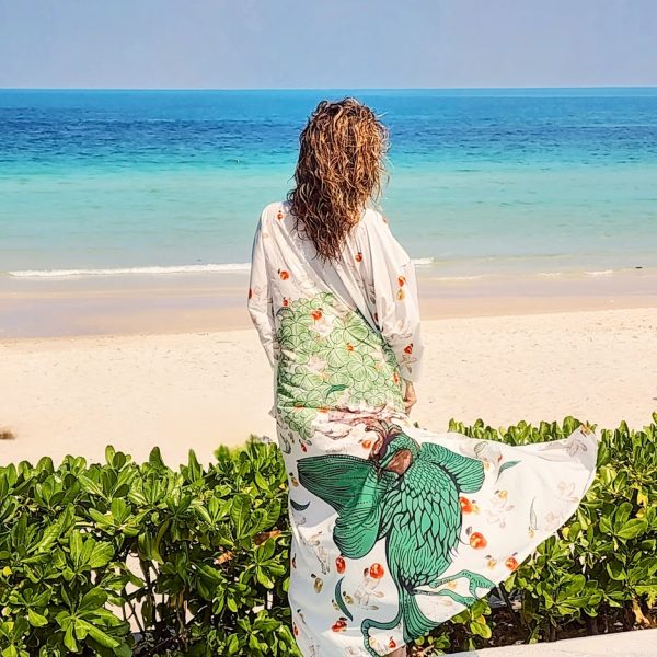 femme de dos devant la plage de chaweng a koh samui