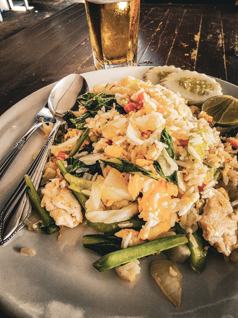 riz frit au poulet servi au restaurant mister crab a koh samui