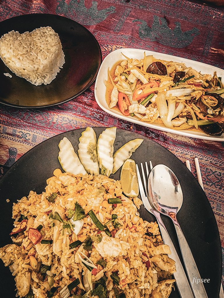 assortiment de plats et riz en forme de coeur servi au pink orchid restaurant de lamai a koh samui
