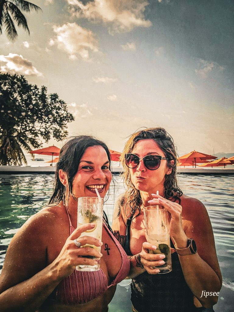 selfie entre copine dans la piscine du 79 beach club de koh samui en train de boire un cocktail