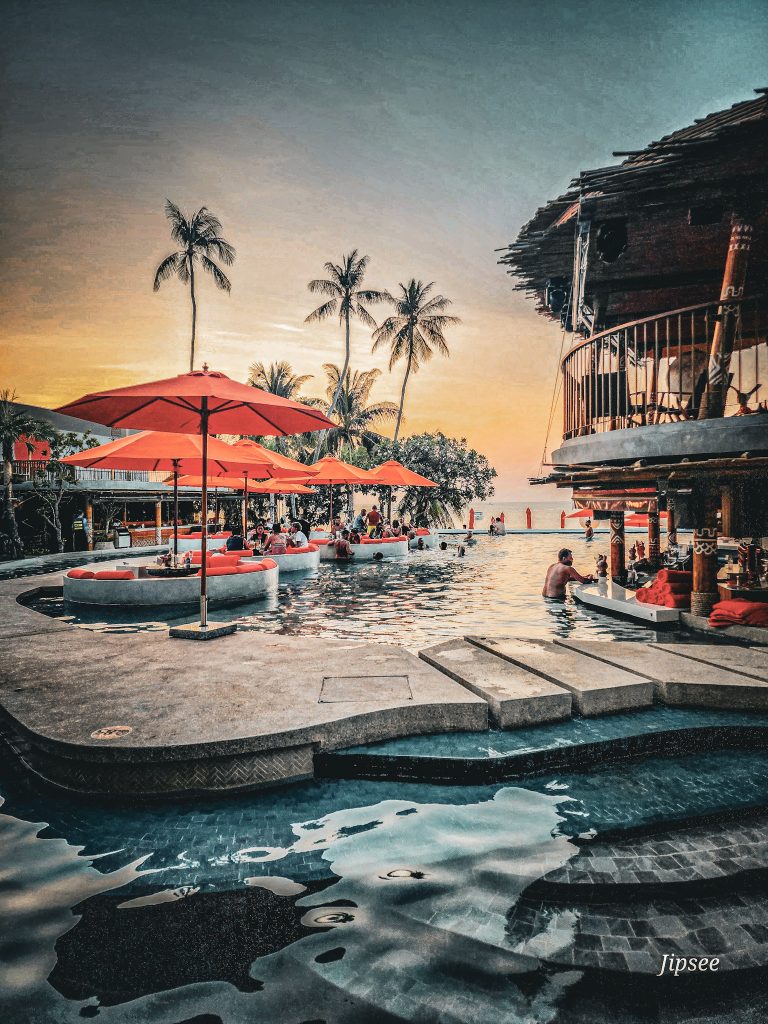 sunset avec palmiers en fond sur la piscine du 79 beach club de koh samui