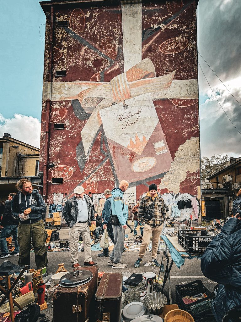 allée du Marché aux puces de Hala Targowa un dimanche à Cracovie