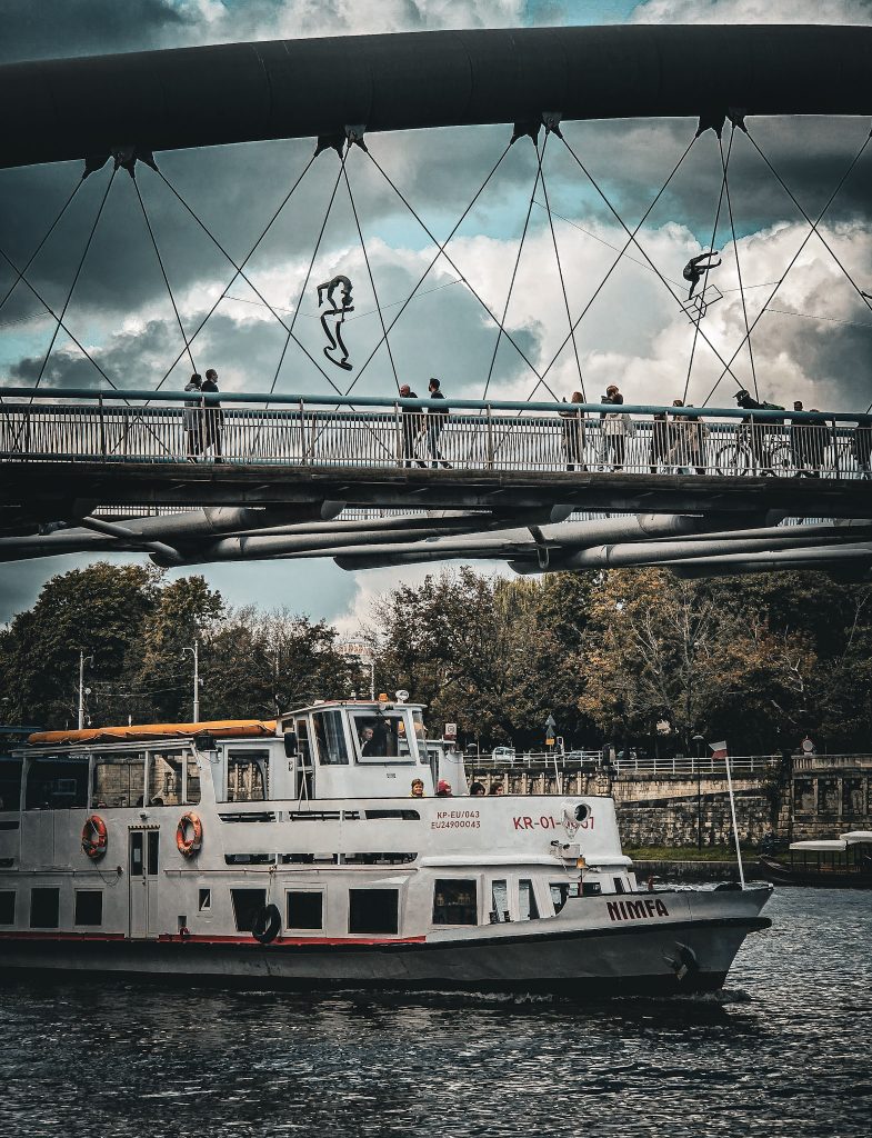 bateau voguant sur le vistule sous le pont des acrobates a cracovie