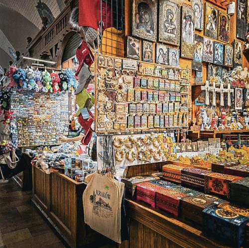 assortiment de magnets et autres souvenirs dans les boutiques de la halle aux draps a cracovie