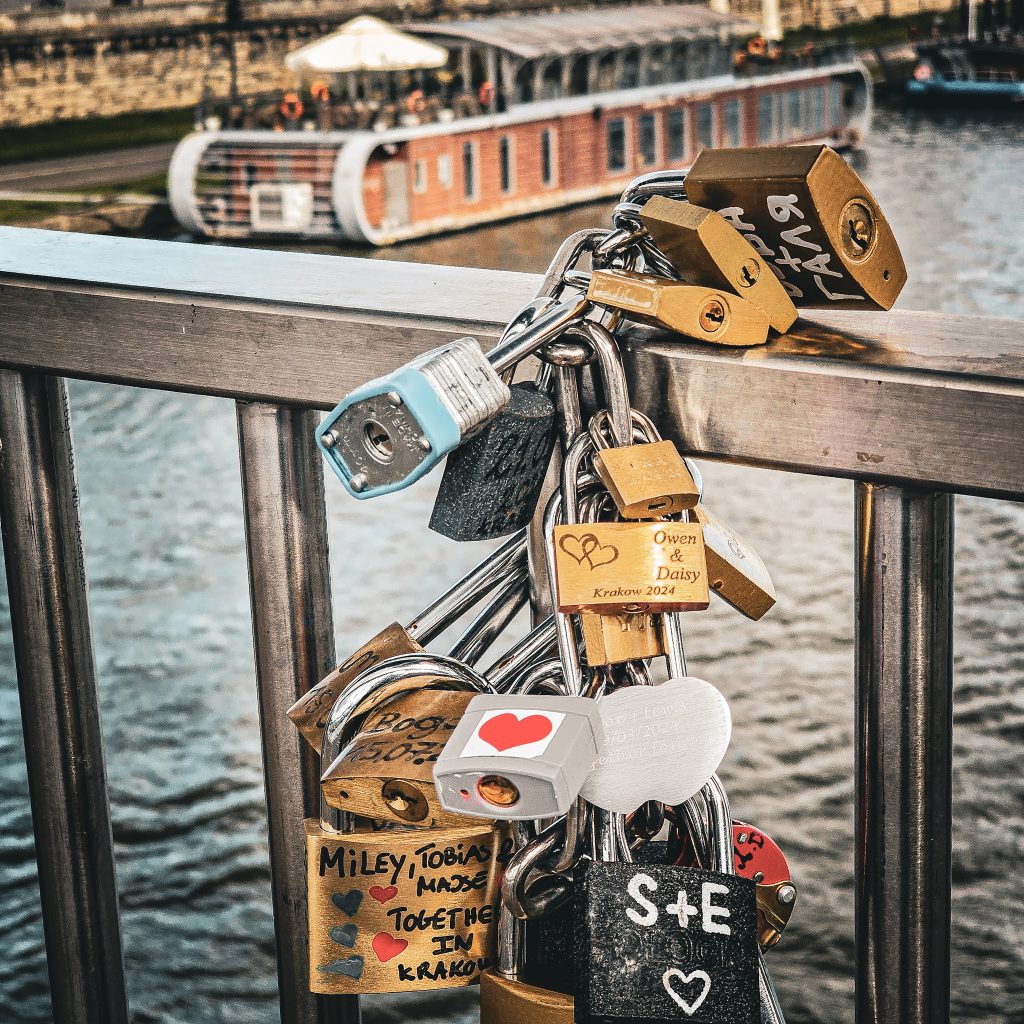 cadena accroché sur le pont des acrobates a cracovie en pologne