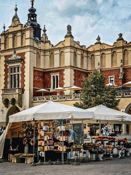 stands de souvenirs sur la place centrale de cracovie en pologne