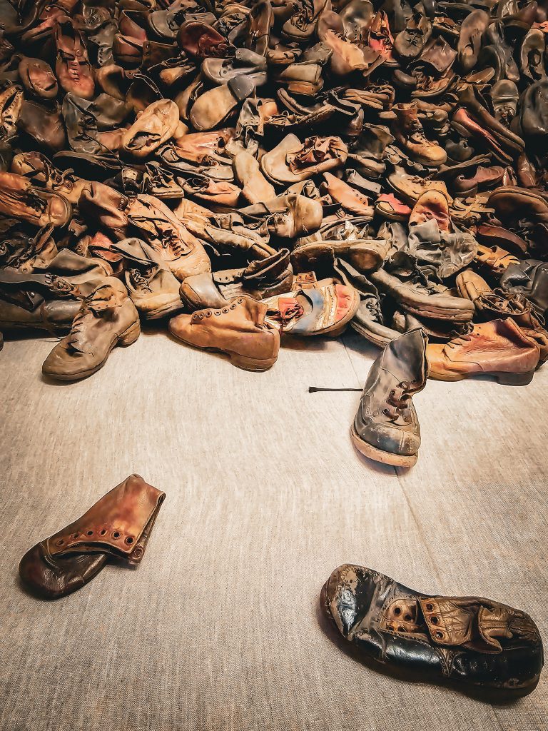 Mémorial des victimes au camp d'Auschwitz-Birkenau chaussures des victimes