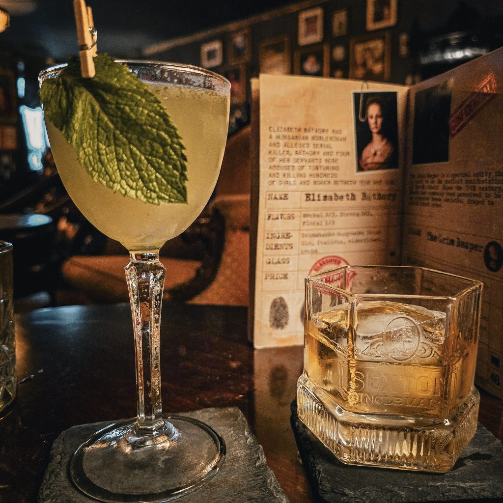 cocktails sur une table du bar mister black dans le centre historique de cracovie