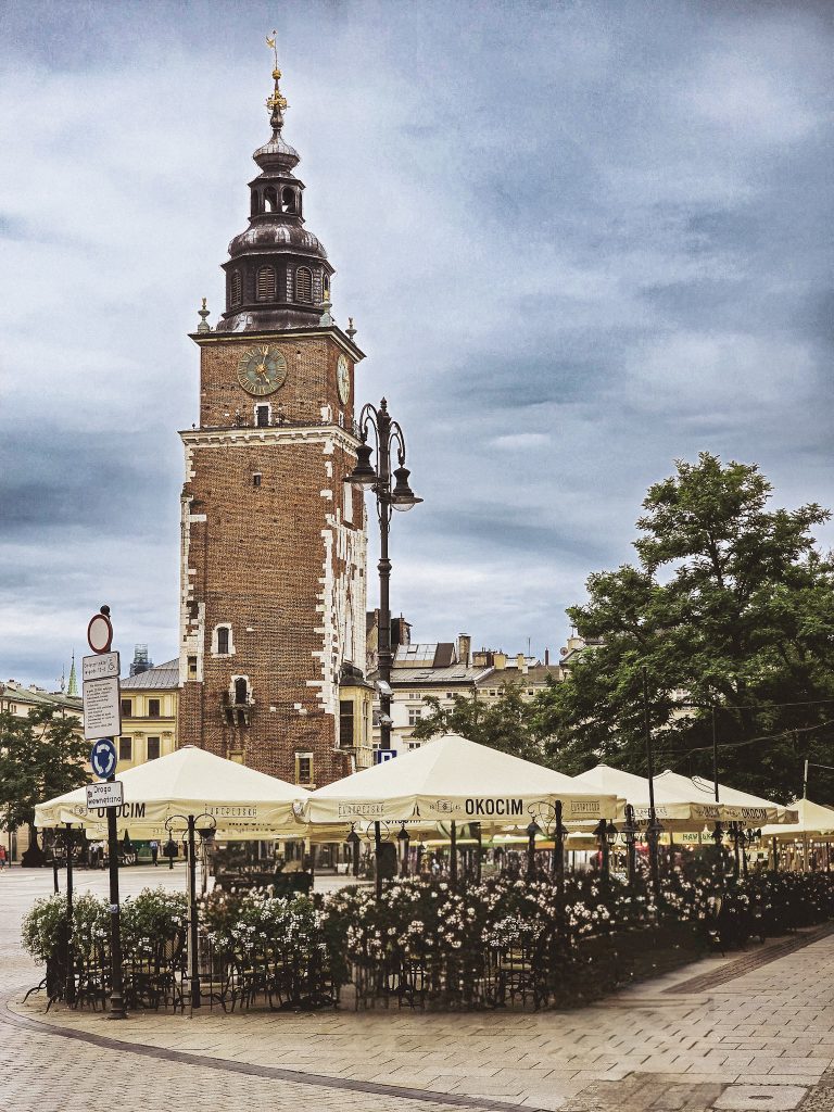 terrasse de cafe et monument historique a cracovie