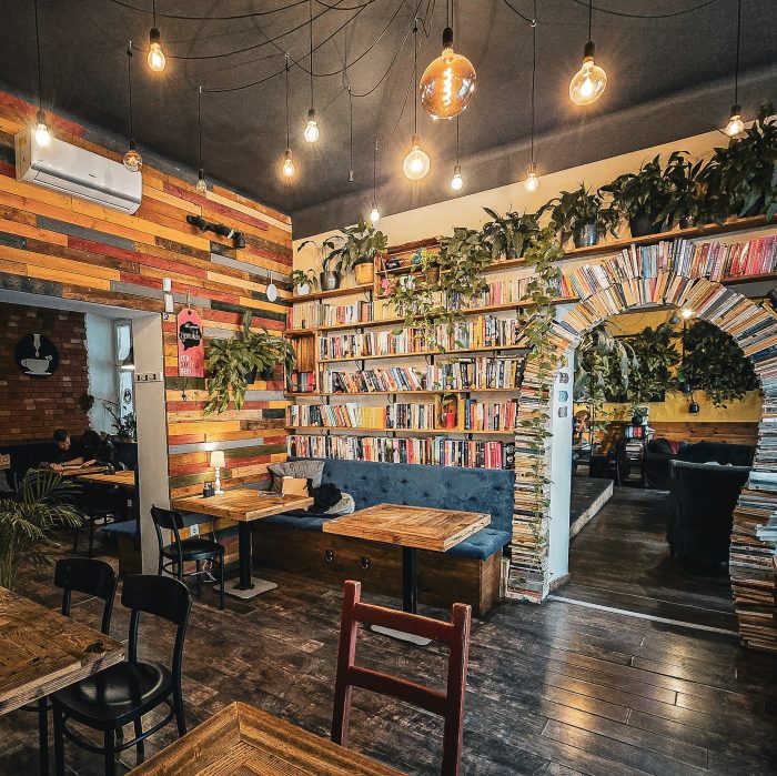 decoration interieure du cytat cafe de cracovie mur couvert de livres
