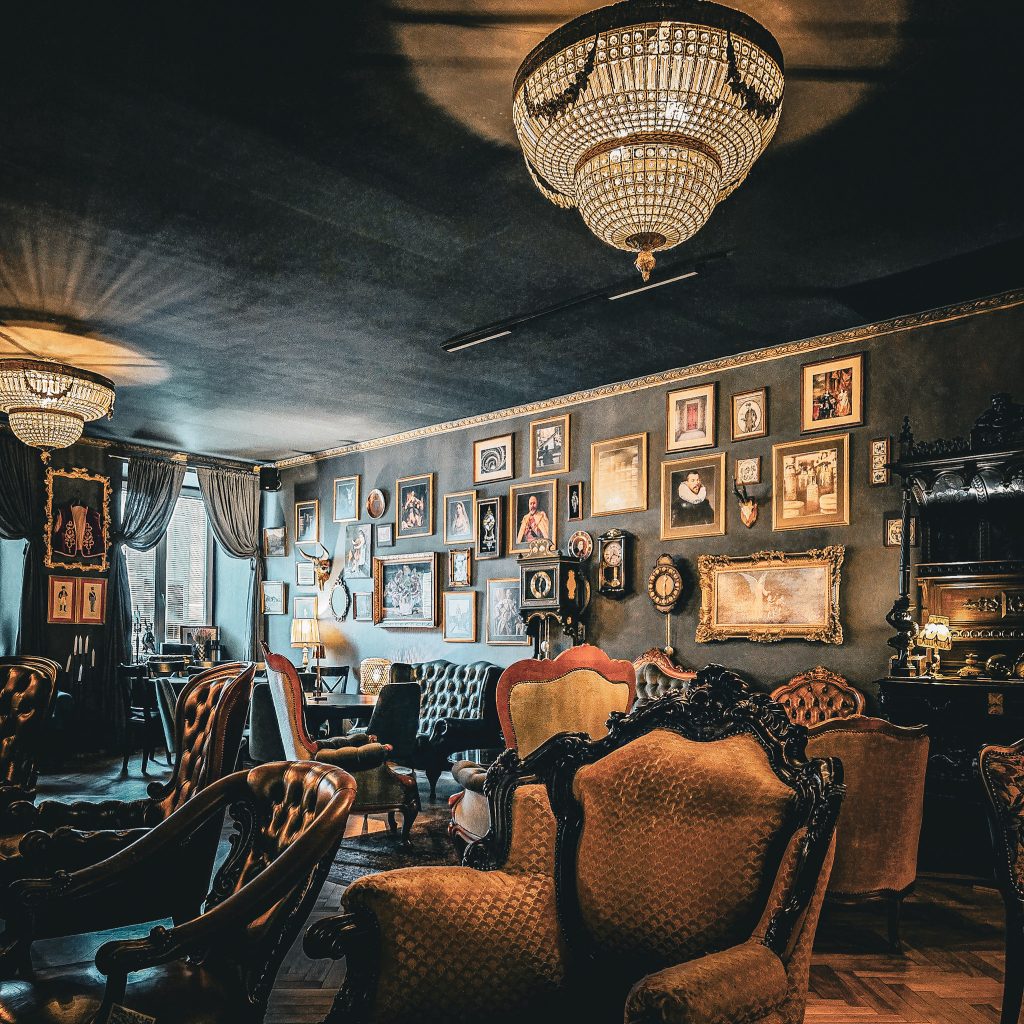 decoration interieure fauteuils et tableaux chez mister black a cracovie