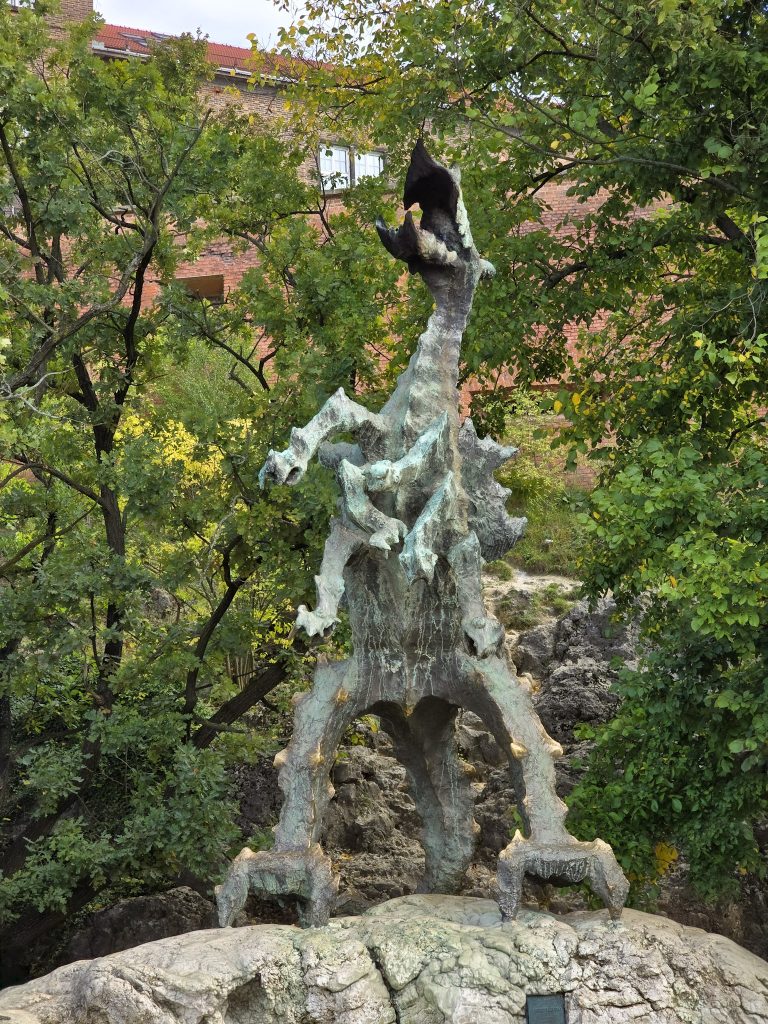 Statue du dragon du Wawel cracheur de feu à Cracovie