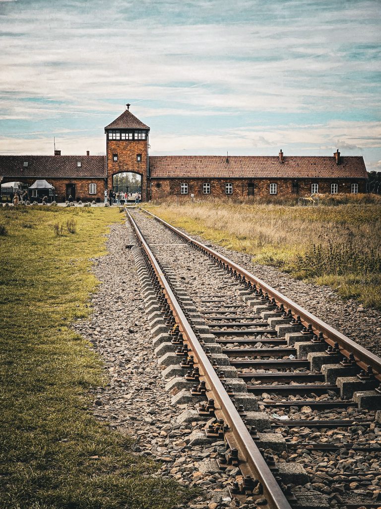 Baraquements d'entree du camp de Birkenau près de Cracovie