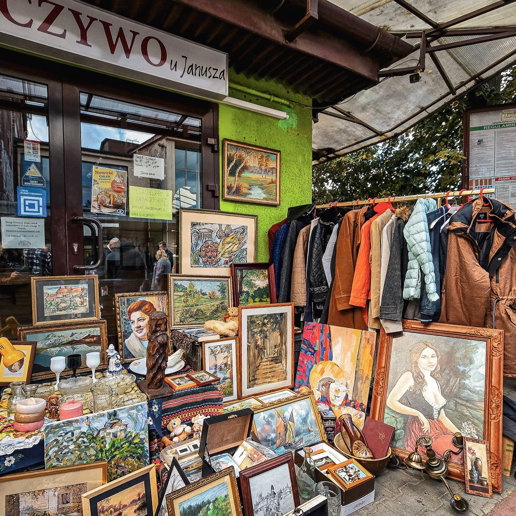 satnd de tableaux anciens du Marché aux puces de Hala Targowa un dimanche à Cracovie