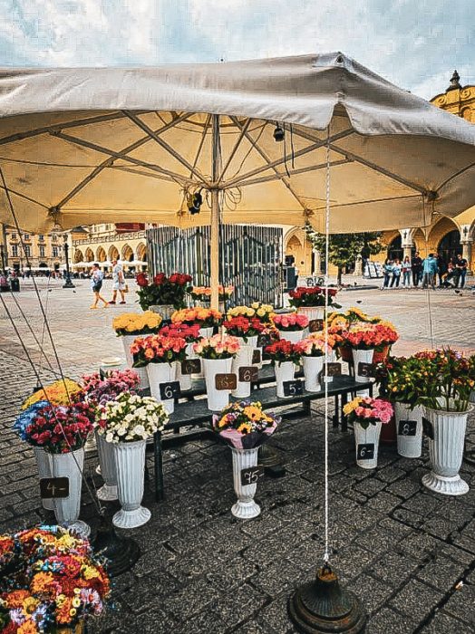 satnd de fleuriste sur la place centrale de cracovie