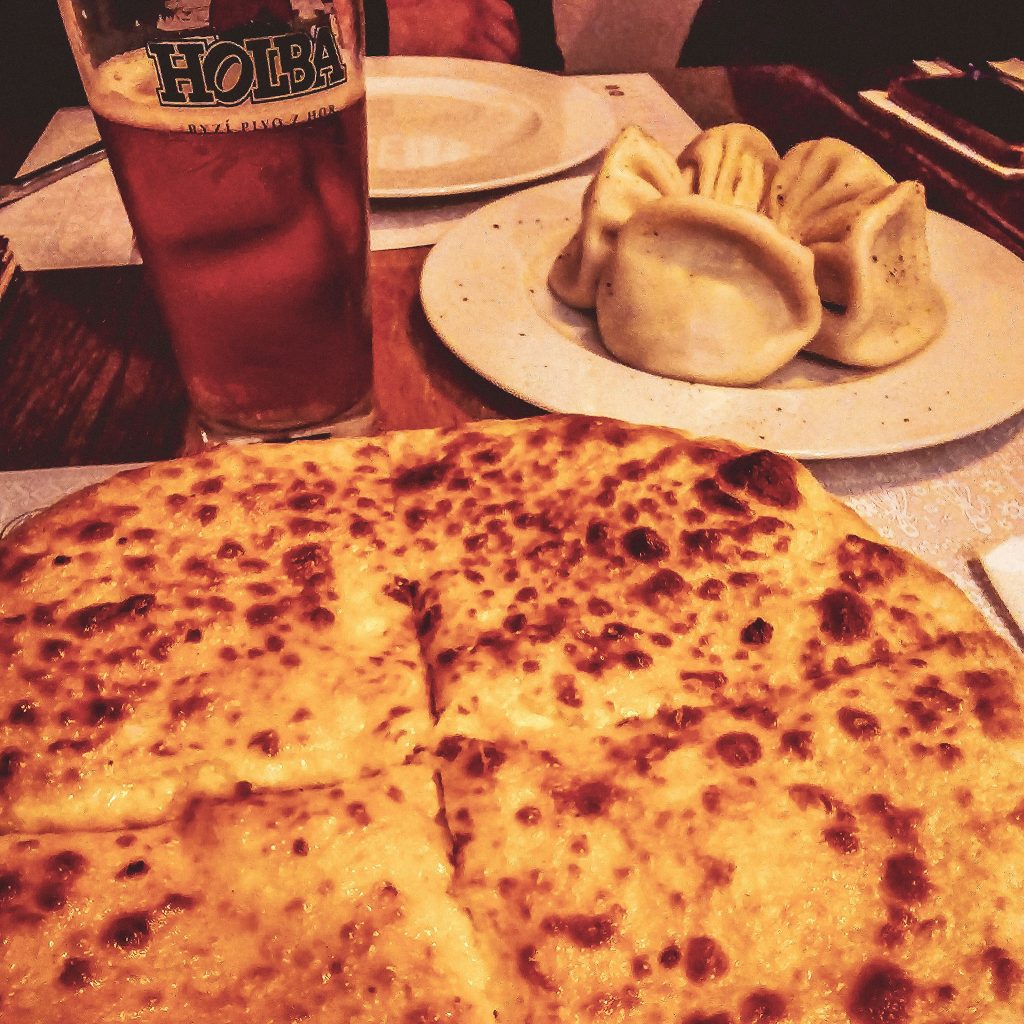 Raviolis géorgiens et tarte au fromage au restaurant Tbilisuri à Cracovie