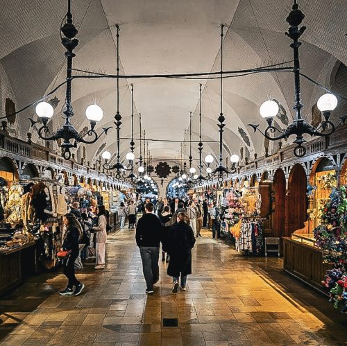 allee centrale de l'interieur de la halle aux draps batiment historique de cracovie
