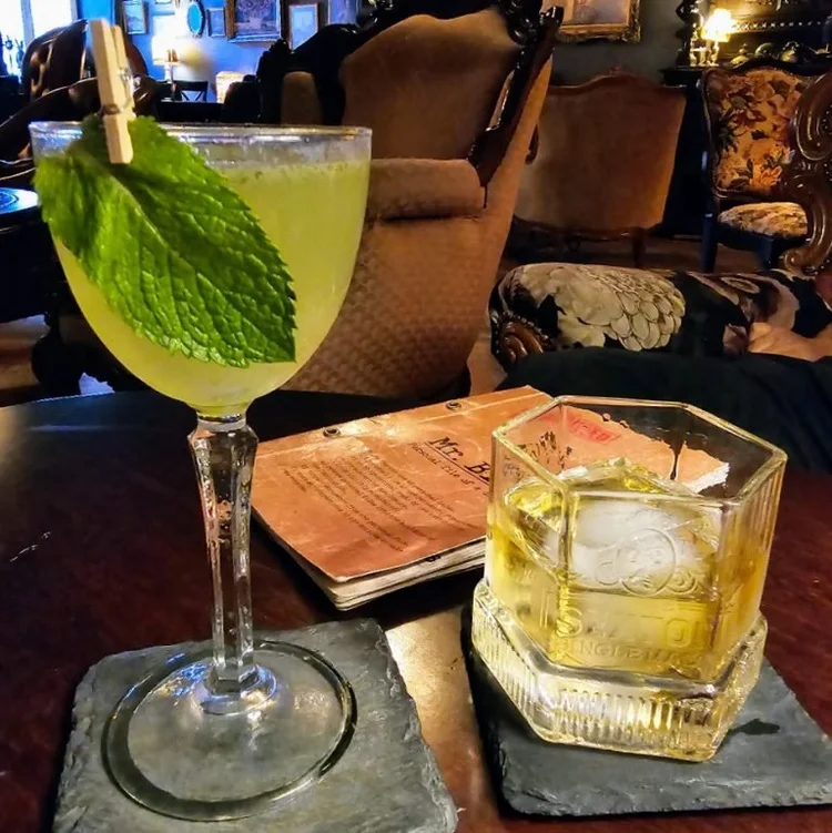 cocktails servis dans des verres classe chez mister black bar a cocktail