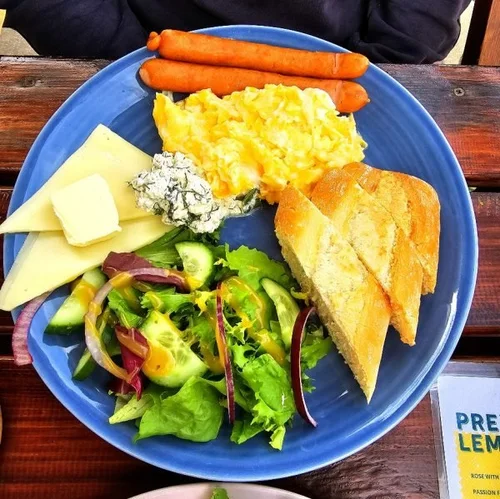breakfast oeufs brouille salade saucisse servi dans une assiette bleue