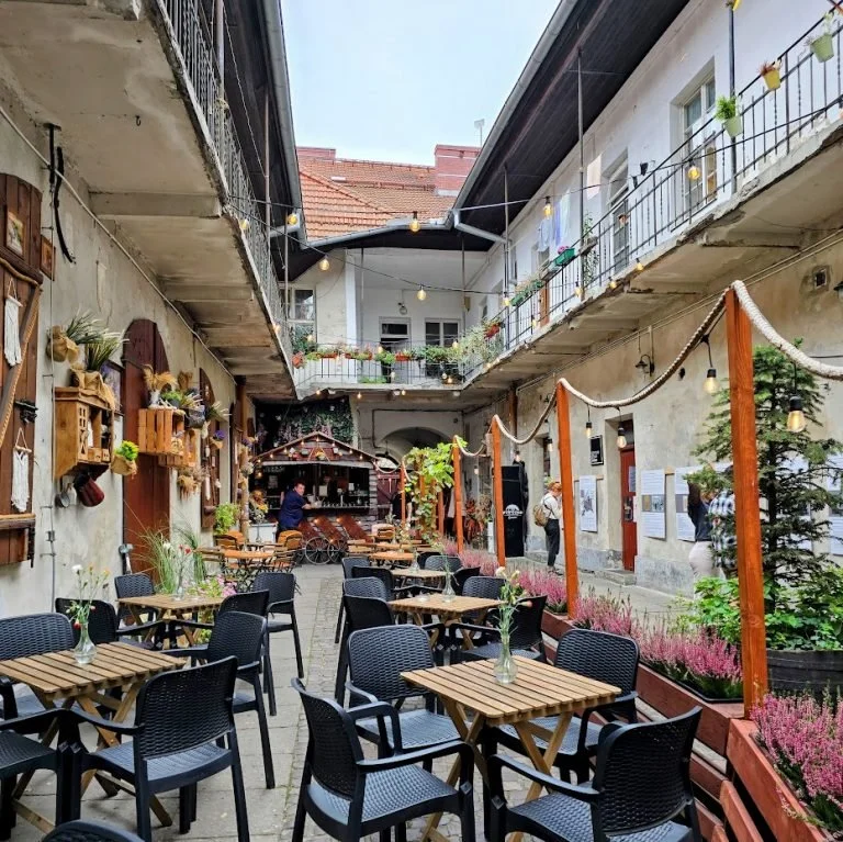 terrasse de cafe a l'interieur de l'impasse schindler