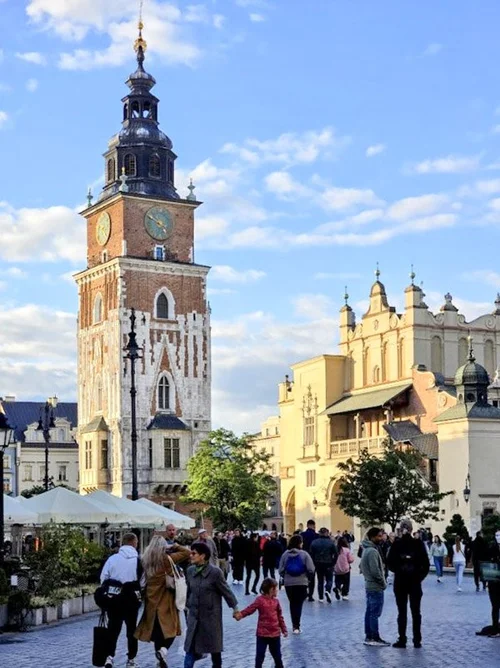 basilique sainte marie vue de la place pricipale de cracovie