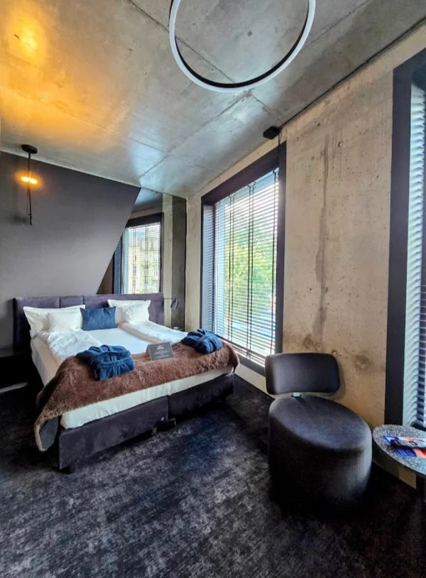 chambre double de l'hotel loft adult only cracovie grand lit et baie vitrée
