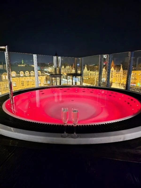 jacuzzi sur le rooftop du loft adult only de cracovie vue sur la ville de nuit