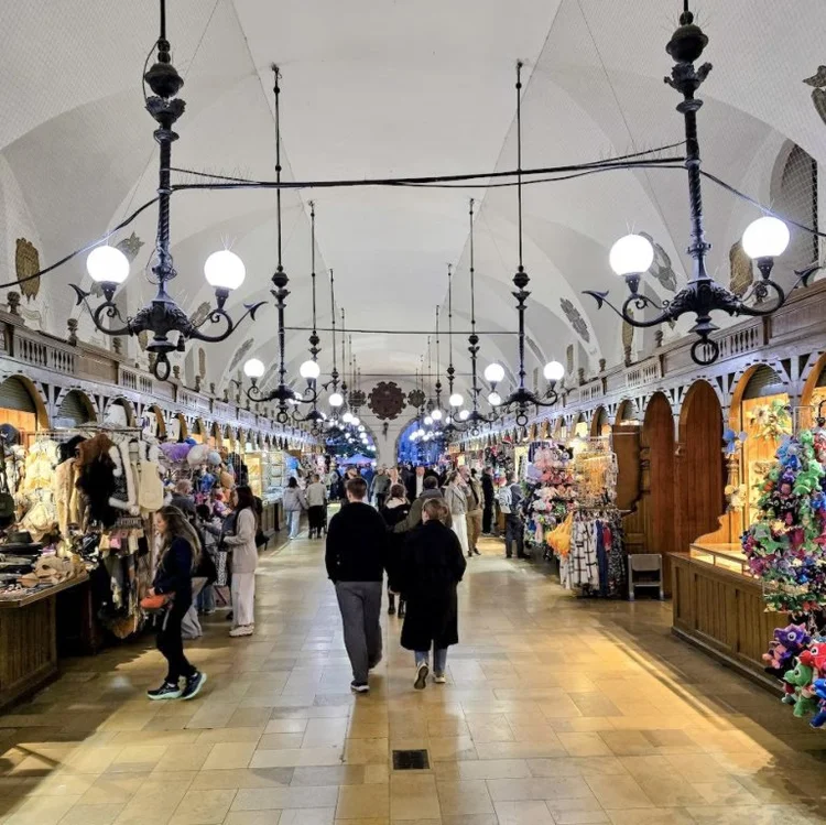 marche couvert allee pricipale du centre de cracovie
