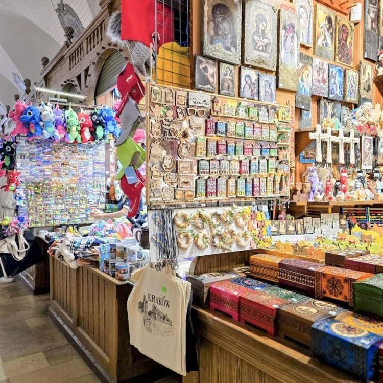 stands de souvenirs magnets porte clef et bijoux artisannat polonais