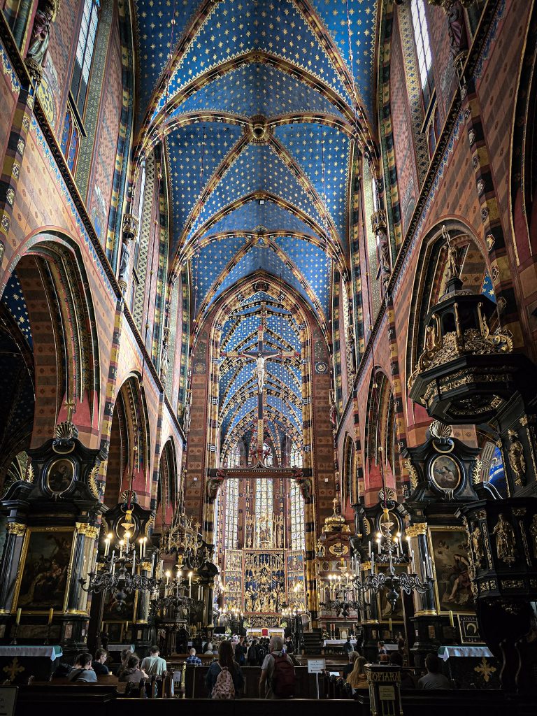 vitraux et plafond bleu de l'interieur de la basilique sainte marie a cracovie